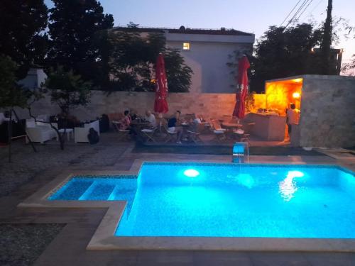 Fasilitas, Black & White in Sutomore Town Center