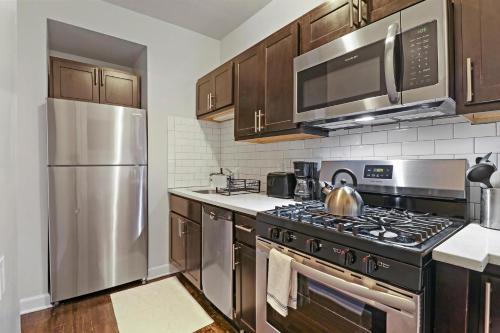 Warm & Lovely 2BR Apt close to Dining & Shops - Touhy 1S
