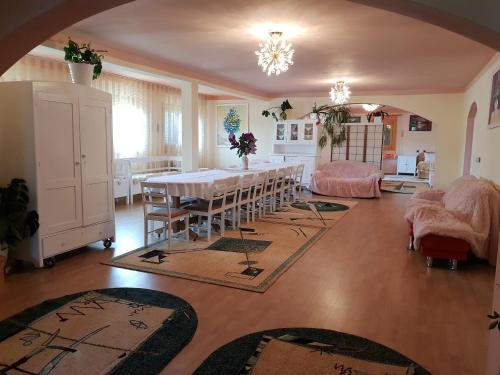 Koplietošanas atpūtas telpa ar TV, Antal Apartmans Lunca de Sus Kulcsosház Gyimesfelsőlok (Antal Apartmans Lunca de Sus Kulcsoshaz Gyimesfelsolok) in Lunca De Sus