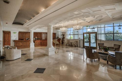 Lobby, Marco Beach Ocean Resort IV in Marco Island (FL)
