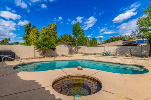 Cozy Phoenix Home Heated Pool & Spa with King Beds