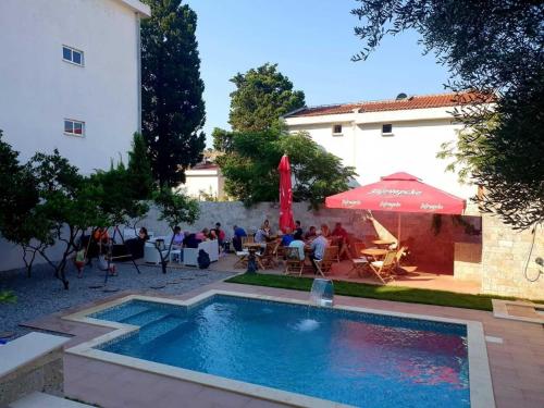 Taman, Black & White in Sutomore Town Center