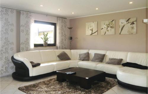 Three-Bedroom Apartment in Karlshausen - image 14