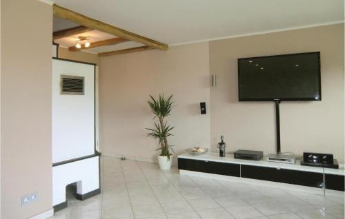 Three-Bedroom Apartment in Karlshausen - image 3