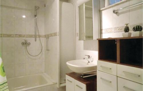 Three-Bedroom Apartment in Karlshausen - image 11