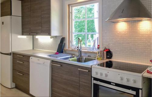 virtuve, Pet Friendly Home In Ljungby With Sauna in Holminge