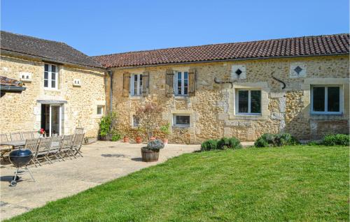 Cozy Home In Campsegret With Kitchen