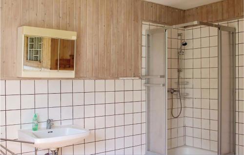 Bathroom, Two-Bedroom Apartment in Hedwigenkoog in Hedwigenkoog