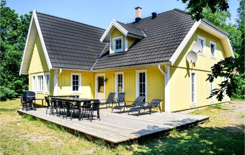 Beautiful home in Kpingsvik with Sauna, WiFi and Indoor swimming pool, Grönskog