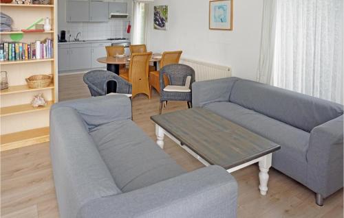  Nice Home In Tzummarum With 3 Bedrooms, Wifi And Outdoor Swimming Pool in Tzummarum