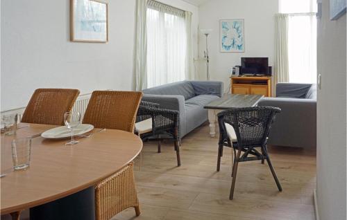  Nice Home In Tzummarum With 3 Bedrooms, Wifi And Outdoor Swimming Pool in Tzummarum