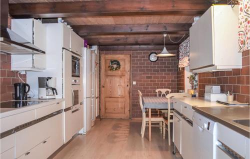 virtuve, Beautiful Home In Annelöv (Beautiful Home In Annelov) in Saxtorp