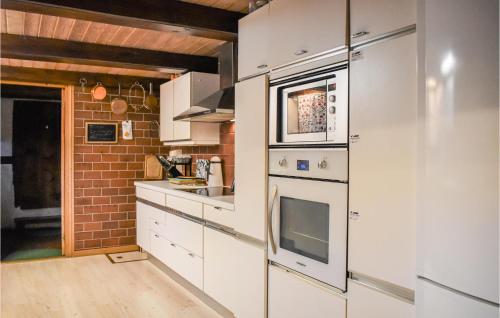 virtuve, Beautiful Home In Annelöv (Beautiful Home In Annelov) in Saxtorp