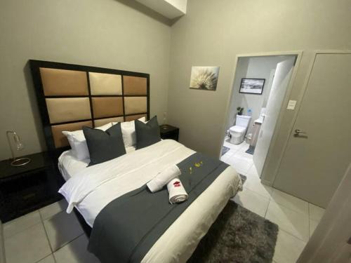 Stylish Dante’s 1-bedroom condo free Wifi & Cinema near South African National Museum of Military History