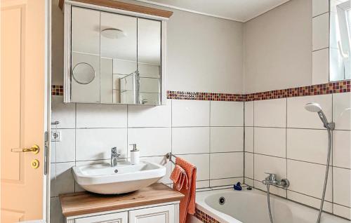 Vannas istaba, 3 Bedroom Gorgeous Home In Norddeich in Norddeich (Schleswig-Holstein)