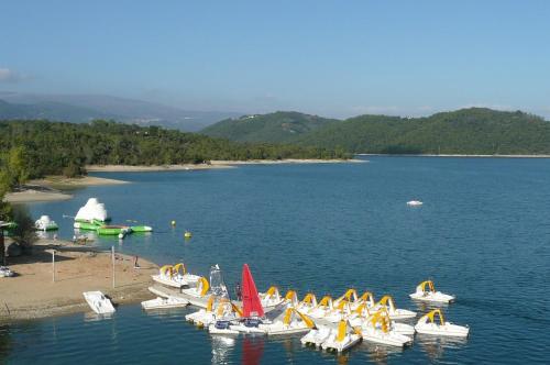 Attractions, 15mn de Cannes, Villa la Soleiade , Gite ,Lodge , type T2, clim, piscine, parking au Lac de Saint-Ca near Malpasset Dam