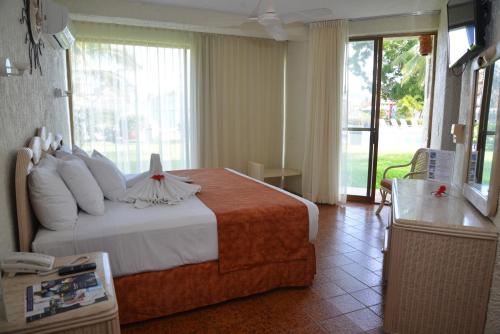 Cabo Blanco Hotel and Marina Hotel Cabo Blanco is perfectly located for both business and leisure guests in Manzanillo. Both business travelers and tourists can enjoy the hotels facilities and services. Restaurant, bar, shops, b