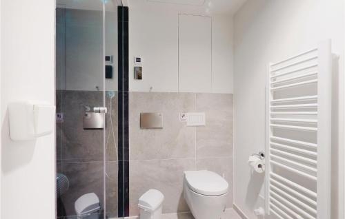 ห้องน้ำ, Awesome apartment in Lbeck Travemnde with 2 Bedrooms, Sauna and WiFi in ลูเบค