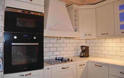 virtuve, Cozy Home In Ostra Amtevik With Sauna in Ransatera