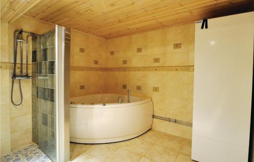 Vannas istaba, Cozy Home In Ostra Amtevik With Sauna in Ransatera