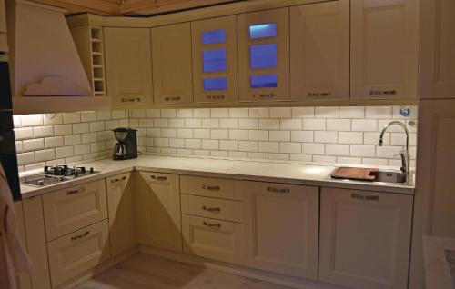 virtuve, Cozy Home In Ostra Amtevik With Sauna in Ransatera