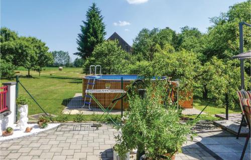 גינה, Amazing home in Loipersdorf-Kitzlan w/ Outdoor swimming pool, Outdoor swimming pool and 1 Bedrooms in לויפרסדורף