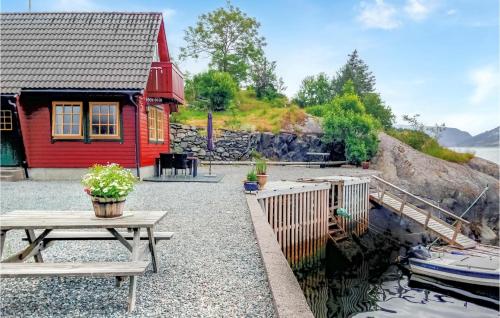 Stunning home in Hyllestad with 2 Bedrooms and WiFi - Hovland