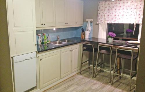廚房, Gorgeous Home In Vagstranda With House Sea View in 伏史特蘭達