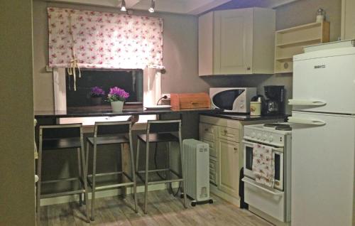 廚房, Gorgeous Home In Vagstranda With House Sea View in 伏史特蘭達