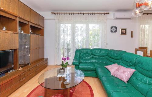 2 Bedroom Awesome Home In Smrika