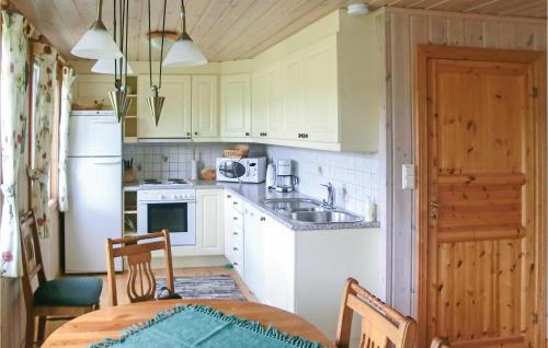 Κουζίνα, Stunning Home In Risr With 4 Bedrooms, Sauna And Wifi in Ρισορ
