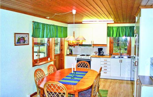 virtuve, Nice Home In Slakmore With Sauna in Slakmore Strand