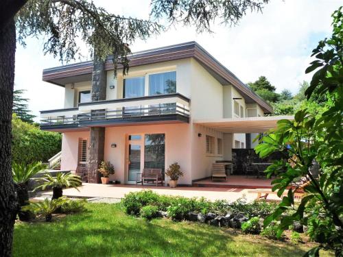  Contemporary villa set between the slopes of Mount Etna and the sea in Piano