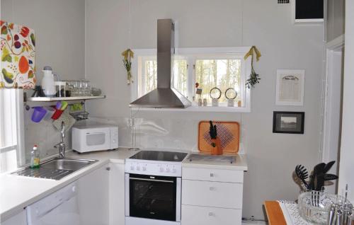 virtuve, Stunning Home In Ryd With Lake View in Alšulta