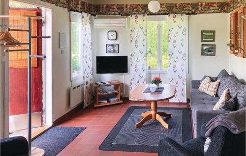 Stunning Home In Ryd With Lake View in Alšulta