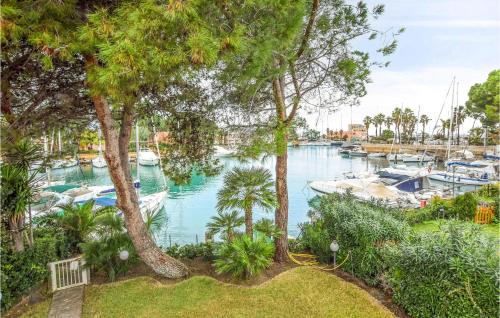  Awesome home in Furnari with 5 Bedrooms and WiFi, Ferienwohnung in Furnari