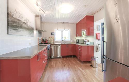 kuhinja, Cozy Home In Ystad With Kitchen in Svarte