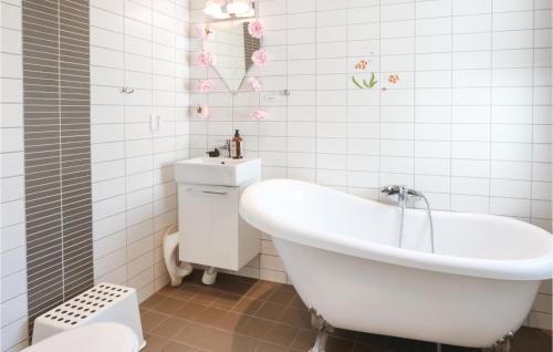 kopalnica, Cozy Home In Ystad With Kitchen in Svarte