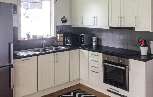 virtuve, Lovely Home In Arjang With Kitchen in Gyltenas