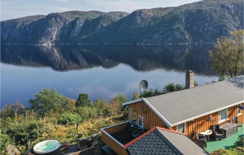 . Awesome home in Farsund with 4 Bedrooms, Jacuzzi and WiFi