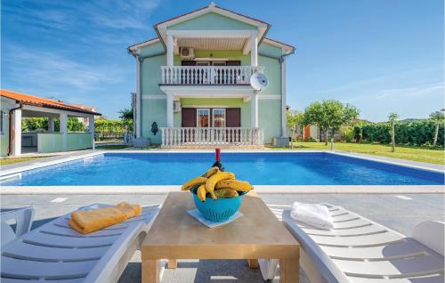 Nice home in Kapelica with 4 Bedrooms, WiFi and Outdoor swimming pool - Raša