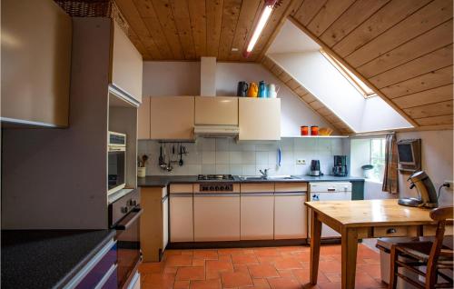 ห้องครัว, Nice Home In Boazum With Sauna in บัวซุม