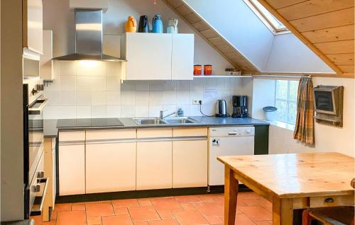 ห้องครัว, Nice Home In Boazum With Sauna in บัวซุม