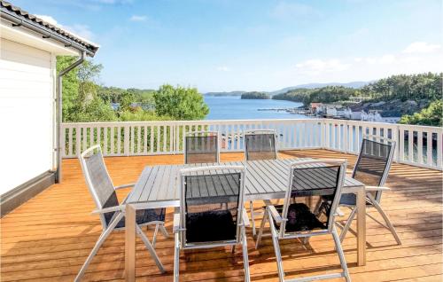 Awesome home in Auklandshamn with 4 Bedrooms, WiFi and Private swimming pool - Vestvik