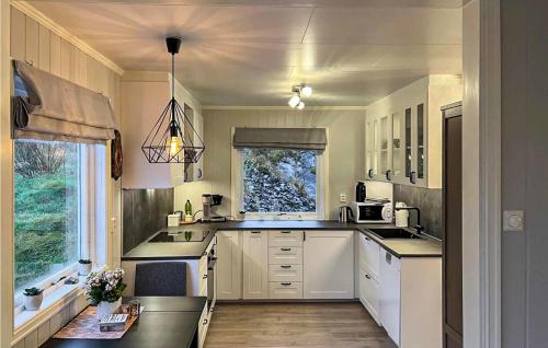 Cocina, 5 Bedroom Awesome Home In Etne in Etne