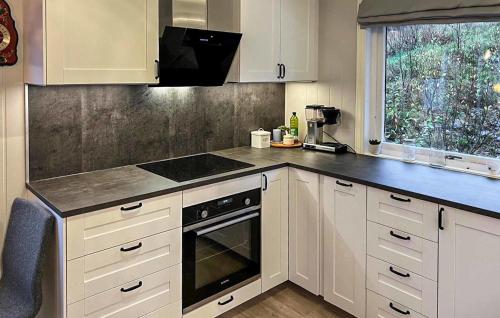 Cocina, 5 Bedroom Awesome Home In Etne in Etne