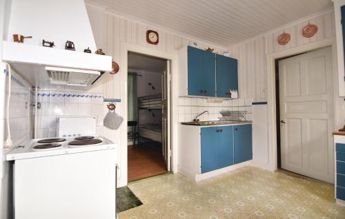 virtuve, Nice Home In Kopmannebro With House Sea View in Asensbruka