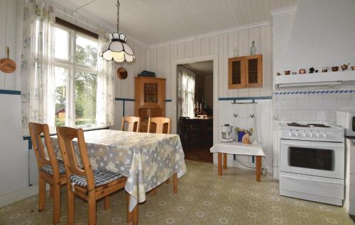 virtuve, Nice Home In Kopmannebro With House Sea View in Asensbruka