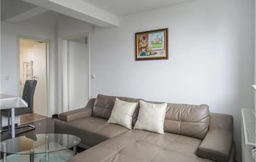 Stunning apartment in Bonn w/ WiFi and 1 Bedrooms - image 4