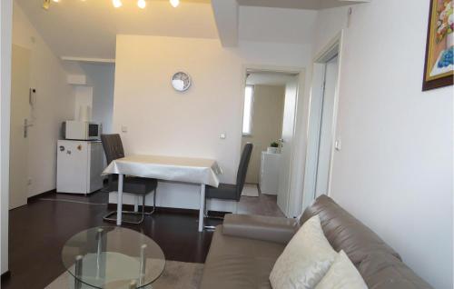 Stunning apartment in Bonn w/ WiFi and 1 Bedrooms - image 6